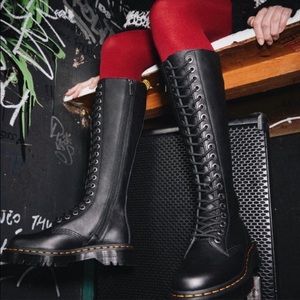 🖤RARE Dr. Martens 20-Eye Leather Tall Lace-Up Boots Black 11919 Size 10🖤